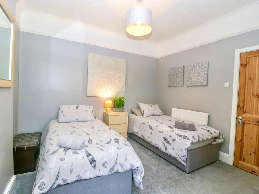 Homely 4 Bedroom Large House Inc Free Parking - Great Location - Fast Wifi - Smart Tv - Sleeps Up To 7! Close To Bournemouth & Poole Town Centre & Sandbanks Exterior foto